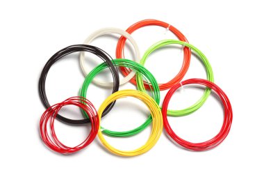 Beyaz, üst görünümde izole edilmiş 3B kalem için renkli plastik iplikler