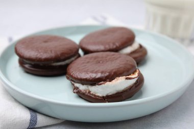 Tatlı çikolatalı turtalar masada, yakın plan.