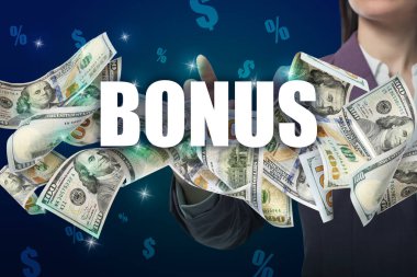 İkramiye. Bir kadın dijital ekrana dokunuyor ve mavi arka planda dolar işaretleri var, yakın plan. Uçan banknotlar