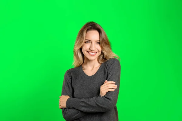 Компонування Ключа Хрома Молода Жінка Посміхається Проти Зеленого Екрану — стокове фото
