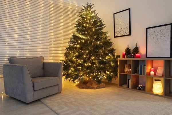Prachtige Kerstboom Met Gouden Lampjes Woonkamer — Stockfoto
