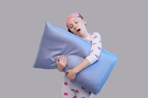 Dziewczyna Masce Snu Poduszce Ziewanie Jasnoszarym Tle Problem Bezsenności — Zdjęcie stockowe