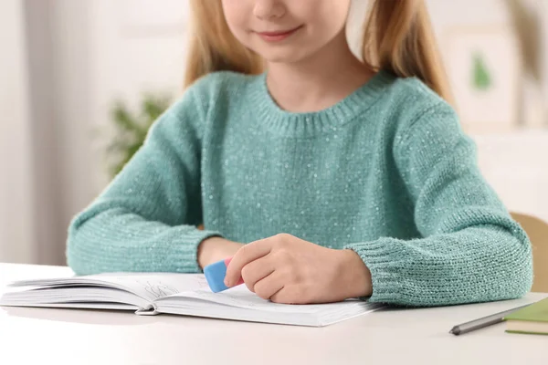Girl Using Eraser White Desk Indoors Closeup — Stock Photo, Image