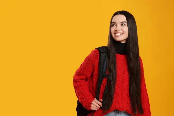 Sarı Arka Planda Sırt Çantalı Mutlu Genç Kız Metin Için — Stok fotoğraf