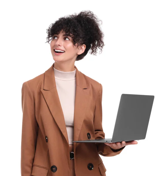 白い背景にラップトップを持つ美しい幸せなビジネス女性 — ストック写真