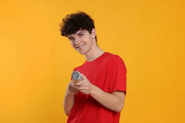 Porträt Eines Glücklichen Teenagers Mit Party Popper Auf Orangefarbenem Hintergrund — Stockfoto