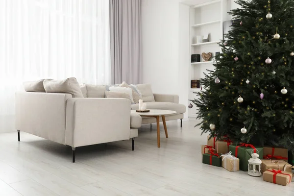 Güzel Paketlenmiş Hediye Kutuları Fener Oturma Odasındaki Noel Ağacının Altında — Stok fotoğraf
