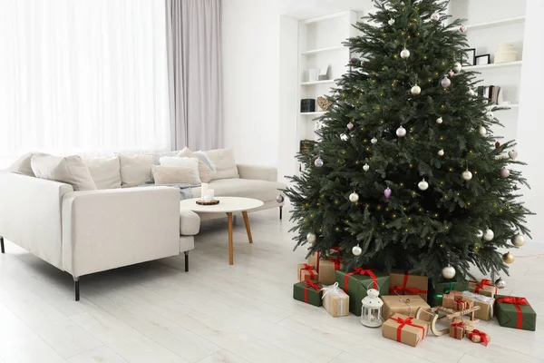 リビングルームのクリスマスツリーの下に美しく包まれたギフトボックス 木製のそり ランタン — ストック写真