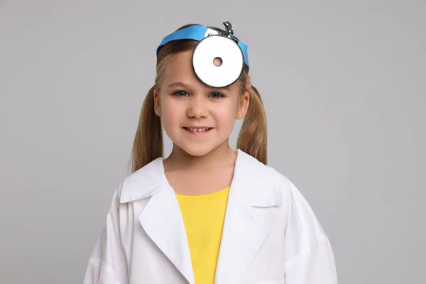 Liten Flicka Medicinsk Uniform Med Huvud Spegel Ljusgrå Bakgrund — Stockfoto