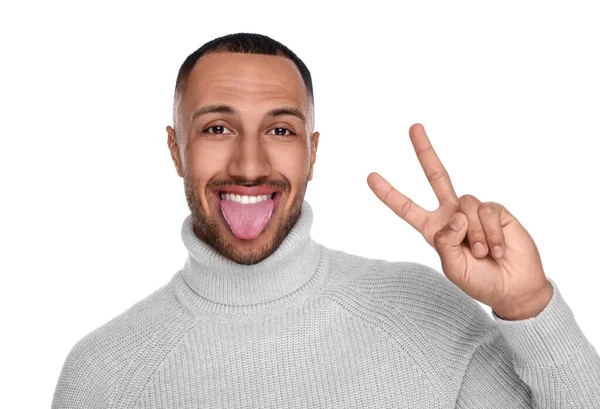 Šťastný Mladý Muž Ukazuje Svůj Jazyk Znak Bílém Pozadí — Stock fotografie