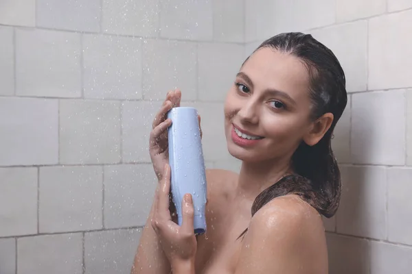 Happy Woman Bottle Shampoo Shower Home Space Text Washing Hair — 图库照片