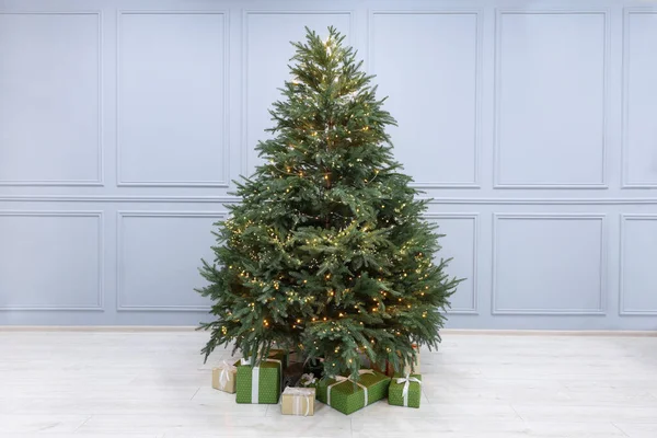 Πολλά Διαφορετικά Κουτιά Δώρων Κάτω Από Χριστουγεννιάτικο Δέντρο Εσωτερικούς Χώρους — Φωτογραφία Αρχείου