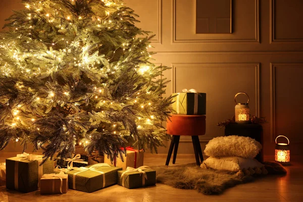Mooie Kerstboom Versierd Met Feestelijke Verlichting Veel Geschenkdozen Kamer — Stockfoto
