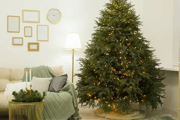 Gyönyörű Karácsonyfa Arany Fényekkel Nappaliban — Stock Fotó