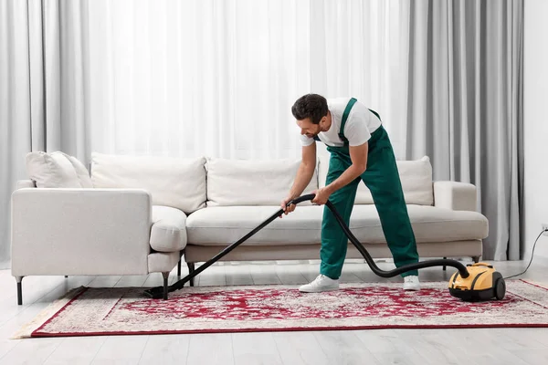 Dry Cleaner Employee Hoovering Carpet Vacuum Cleaner Room — Stock Photo, Image