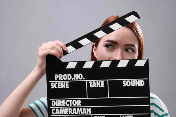 Emotionale Schauspielerin Mit Clapperboard Auf Grauem Hintergrund Filmindustrie — Stockfoto