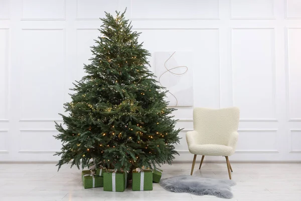 Muitas Caixas Presente Diferentes Sob Árvore Natal Dentro Casa — Fotografia de Stock