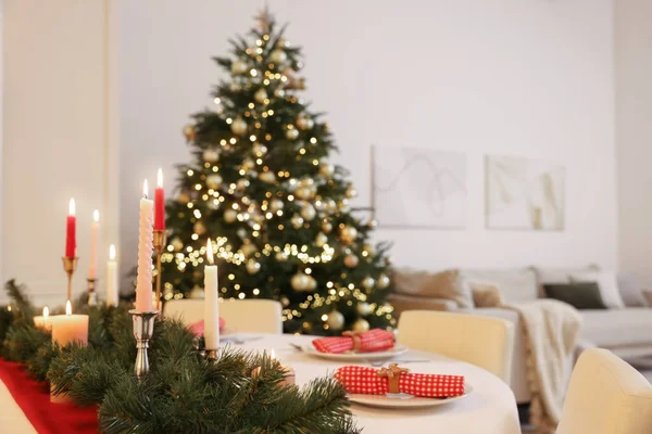 お部屋でお祝いのテーブル設定と美しいクリスマスの装飾 インテリアデザイン — ストック写真