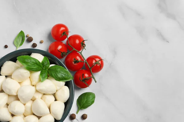 Pyszne Kulki Mozzarelli Misce Pomidory Papryka Białym Marmurowym Stole Płaskie — Zdjęcie stockowe