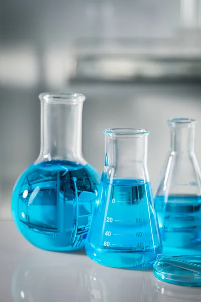 Diferentes Cristalería Con Líquido Azul Claro Mesa Laboratorio — Foto de Stock