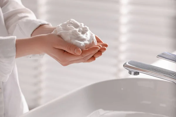 Wanita Mencuci Tangan Dengan Busa Bersih Dekat Wastafel Kamar Mandi — Stok Foto