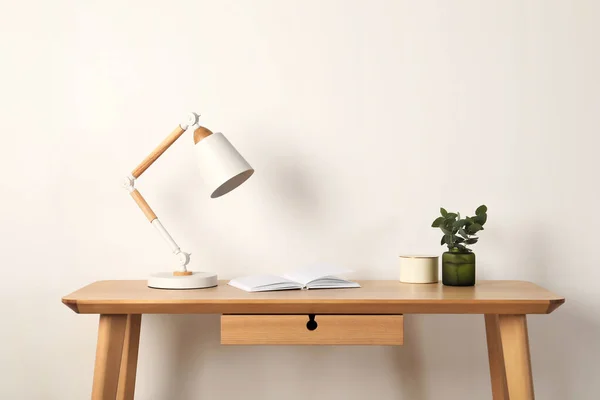 Modern Masa Lambası Açık Kitap Beyaz Duvarın Yanındaki Ahşap Masaya — Stok fotoğraf
