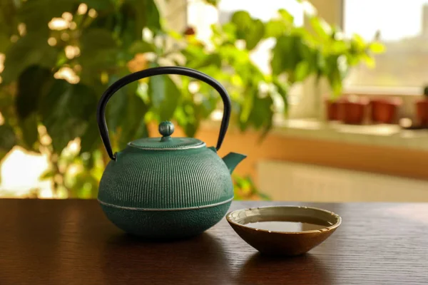 Çaydanlık Bir Fincan Taze Demlenmiş Çay Içerideki Ahşap Masada Geleneksel — Stok fotoğraf