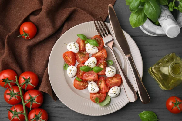 Salade Savoureuse Caprese Aux Boules Mozarella Tomates Basilic Servi Sur — Photo