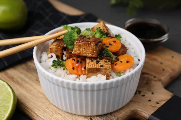 Bol Riz Avec Tofu Frit Brocoli Carottes Sur Planche Bois — Photo