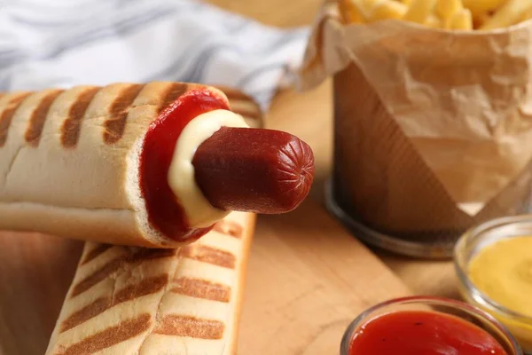 Finom Sült Hot Dog Sült Krumpli Mártogatós Mártások Asztalon Közelkép — Stock Fotó