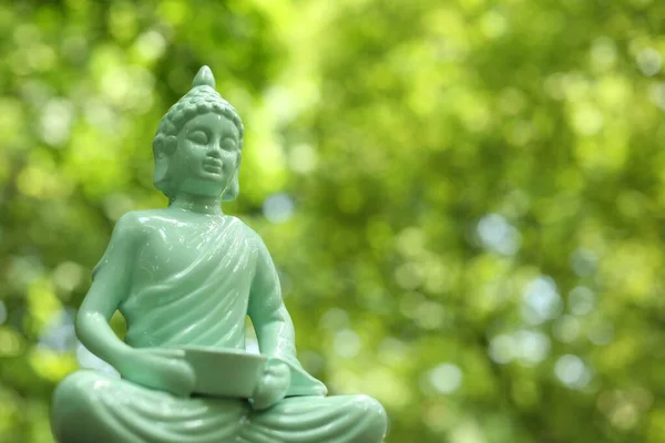 Estatua Decorativa Buda Sobre Fondo Borroso Primer Plano Espacio Para — Foto de Stock