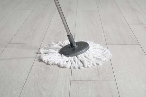 室内にモップ付きの寄木の床の清掃 — ストック写真