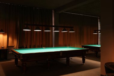 Kulüpte boş yeşil bilardo masaları. Havuz Oyunu