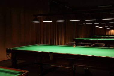 Kulüpte boş yeşil bilardo masaları. Havuz Oyunu