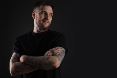 Siyah arka planda poz veren yakışıklı hippi. Metin için boşluk