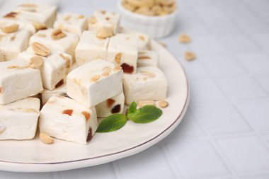 Lezzetli ceviz parçaları beyaz masada, yakın plan.