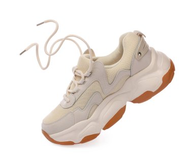 Beyazda izole edilmiş şık bir spor ayakkabı.