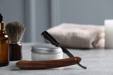 Gri masada tıraş aletleri var. Metin için boşluk