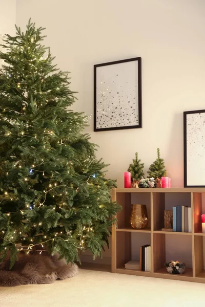 リビングルームに金色のライトを持つ美しいクリスマスツリー — ストック写真