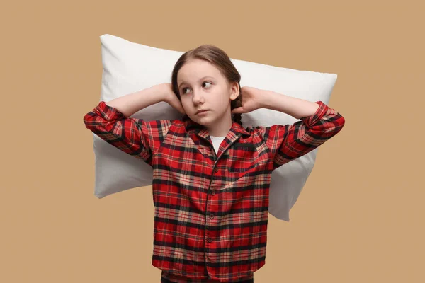 ベージュの背景に枕を持つ眠そうな女の子 不眠症の問題 — ストック写真