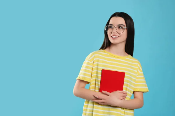 Chica Adolescente Feliz Gafas Con Libro Texto Sobre Fondo Azul — Foto de Stock
