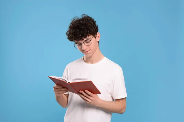 Teenager Lesen Buch Auf Hellblauem Hintergrund — Stockfoto