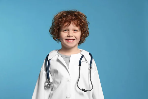Niño Pequeño Uniforme Médico Con Estetoscopio Sobre Fondo Azul Claro —  Fotos de Stock