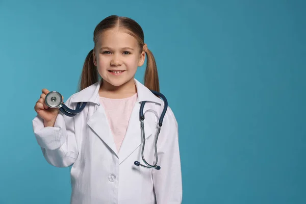 Bambina Uniforme Medica Con Stetoscopio Sfondo Azzurro Spazio Testo — Foto Stock