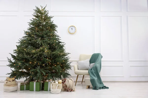 Muitas Caixas Presente Diferentes Lenha Sob Árvore Natal Dentro Casa — Fotografia de Stock