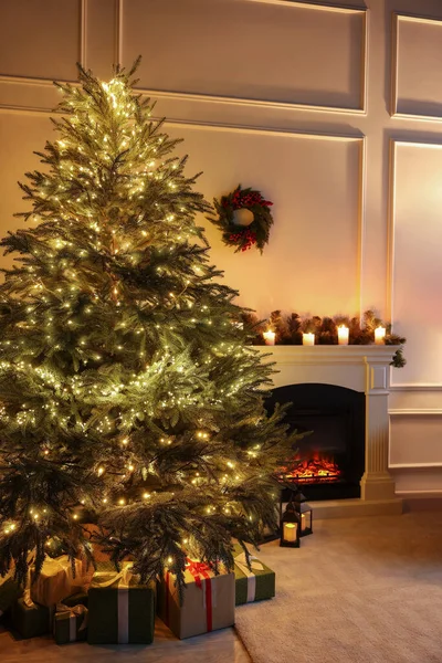 Όμορφο Σαλόνι Εσωτερικό Διακοσμημένο Χριστουγεννιάτικο Δέντρο — Φωτογραφία Αρχείου
