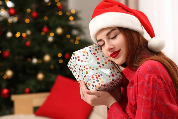 Gyönyörű Fiatal Mikulás Kalap Ajándékdobozzal Közel Karácsonyfa Otthon Hely Szöveges — Stock Fotó