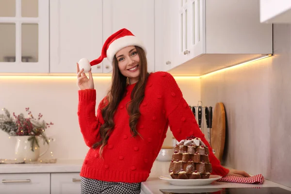 Mutfakta Noel Baba Şapkası Takan Güzel Genç Bir Kadın Noel — Stok fotoğraf