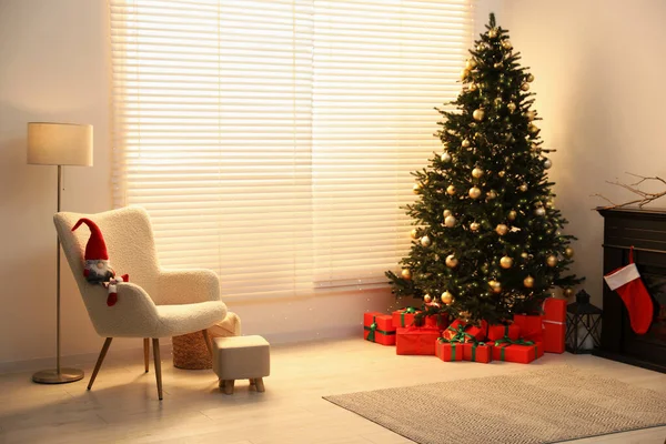美しいリビングルームでクリスマスツリーの下にギフトボックスを包んだ — ストック写真