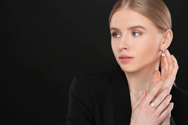 Mooie Jonge Vrouw Met Elegante Sieraden Zwarte Achtergrond Ruimte Voor — Stockfoto